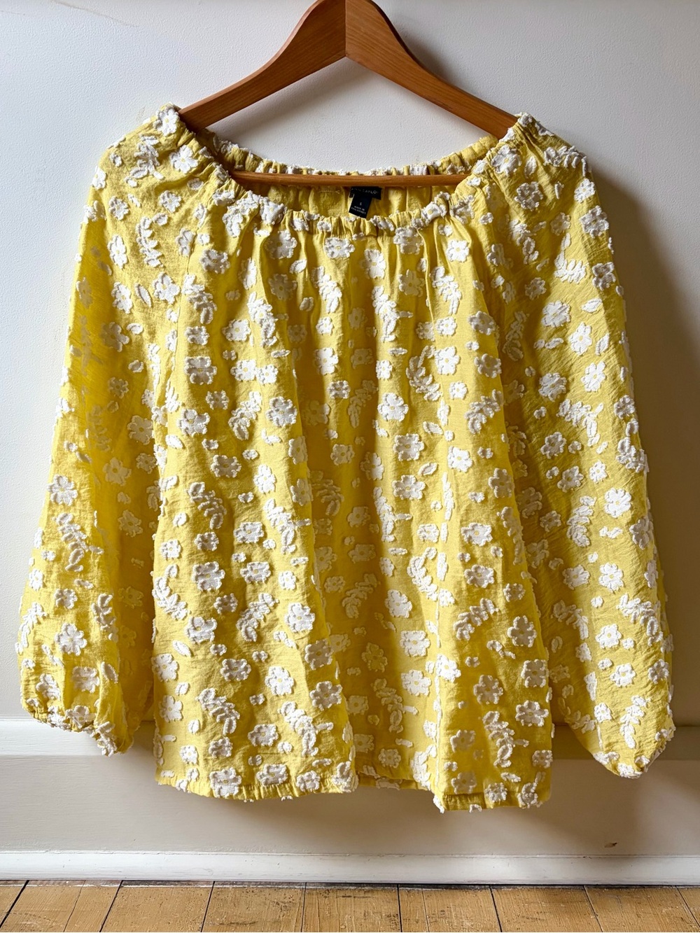 Yellow and white flowered cottage top